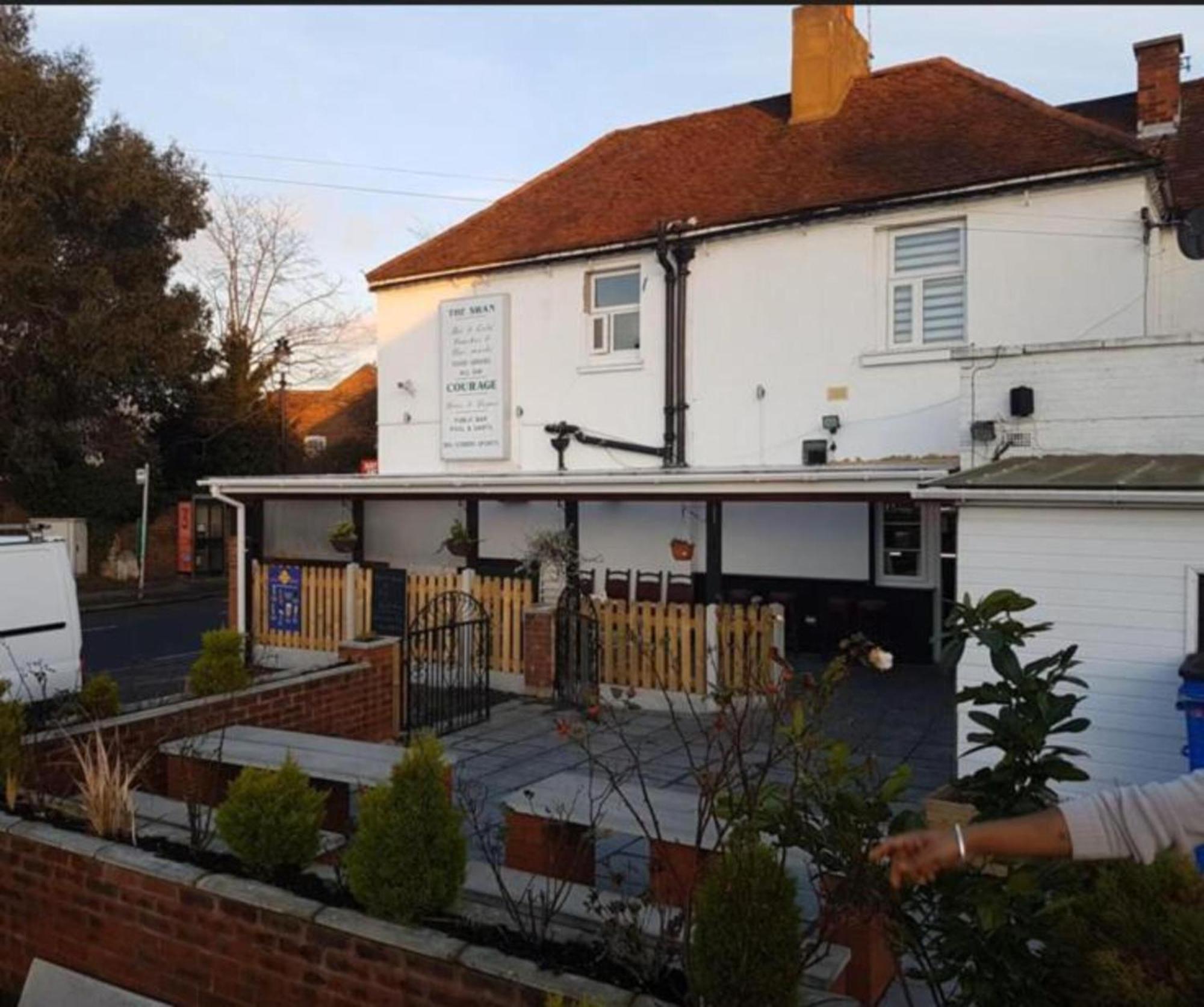 Swan Inn, Heathrow Airport Stanwell Eksteriør bilde